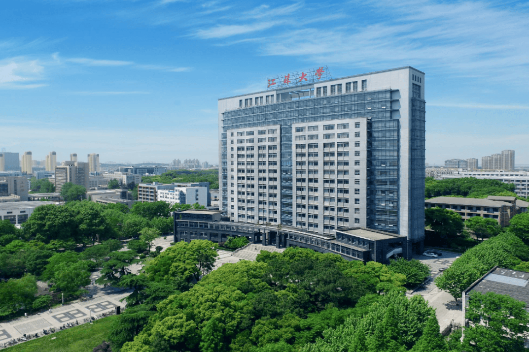 都是江苏省知名双非院校，江苏大学和扬州大学，都有哪些优势？